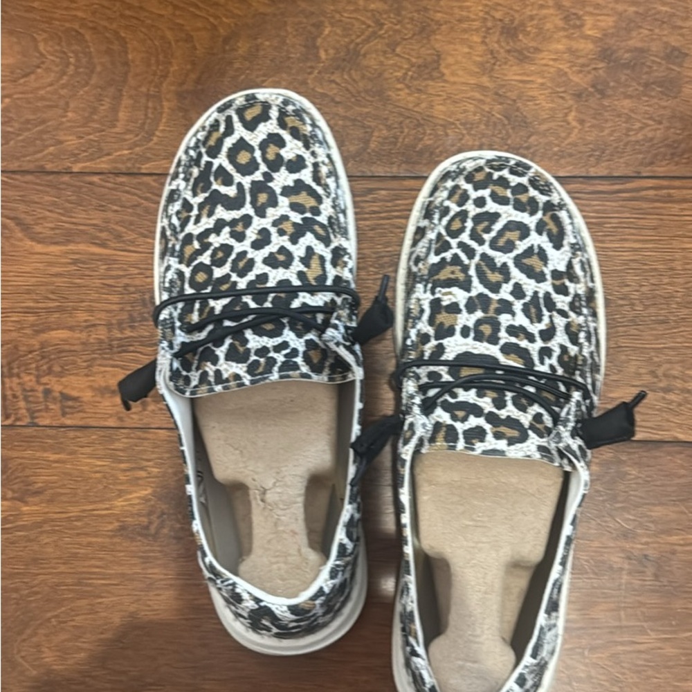 Hey Dude Wendy Cheetah Sneakers women’s size 8 no box